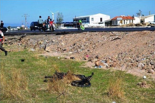 Ayvalık&rsquo;ta Motosiklet İle Otomobil &Ccedil;arpıştı: 1 &Ouml;l&uuml; 2