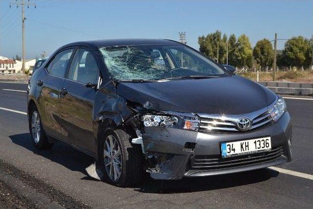 Ayvalık&rsquo;ta Motosiklet İle Otomobil &Ccedil;arpıştı: 1 &Ouml;l&uuml; 3