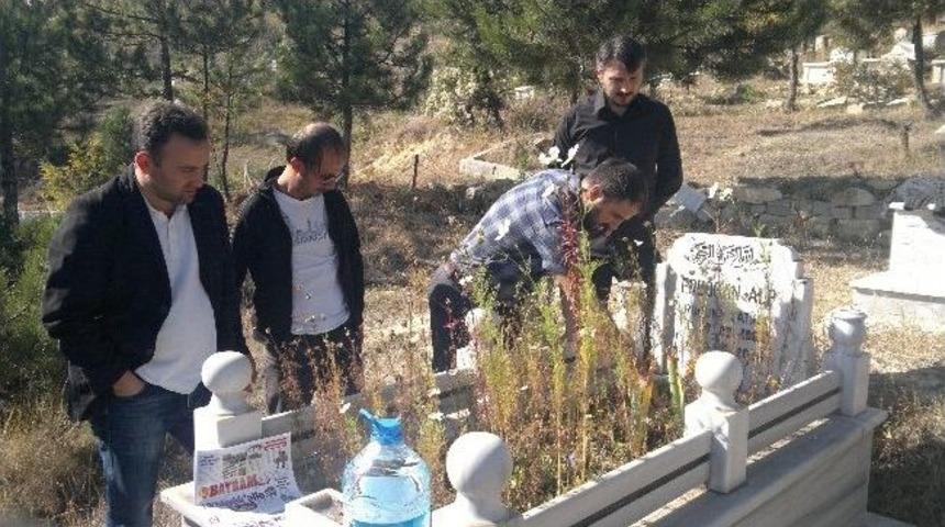 Erdoğan Alp, Mezarı Başında Anıldı
