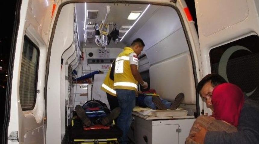 Rehabilitasyon Merkezine Ait Ara&ccedil; Otomobille &Ccedil;arpıştı: 4 Yaralı