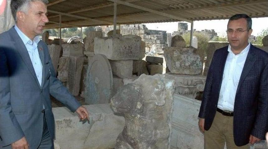 Antik Kazıda &Uuml;&ccedil; Başlı K&ouml;pek Heykeli Bulundu