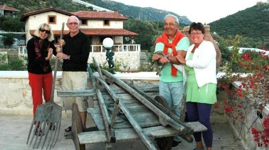 Turistler Kara Sabana Binip, Yaba Tutuyor