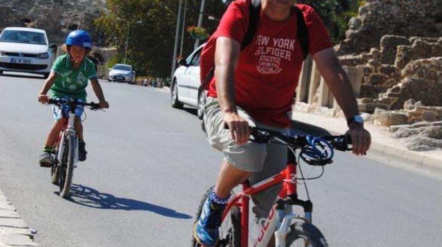 Erkek &Ccedil;ocuklar Babalarını Rol Model Alıyor