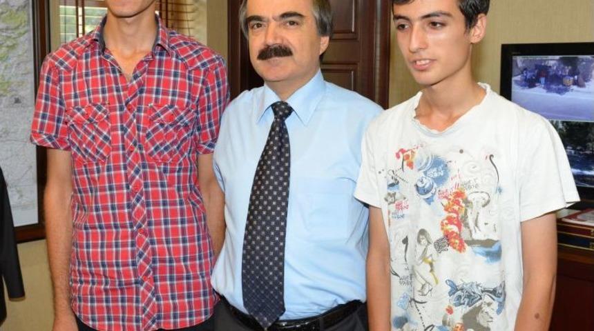 Bakan &Ccedil;elik'ten, &Uuml;niversiteli Garsonlara Burs M&uuml;jdesi