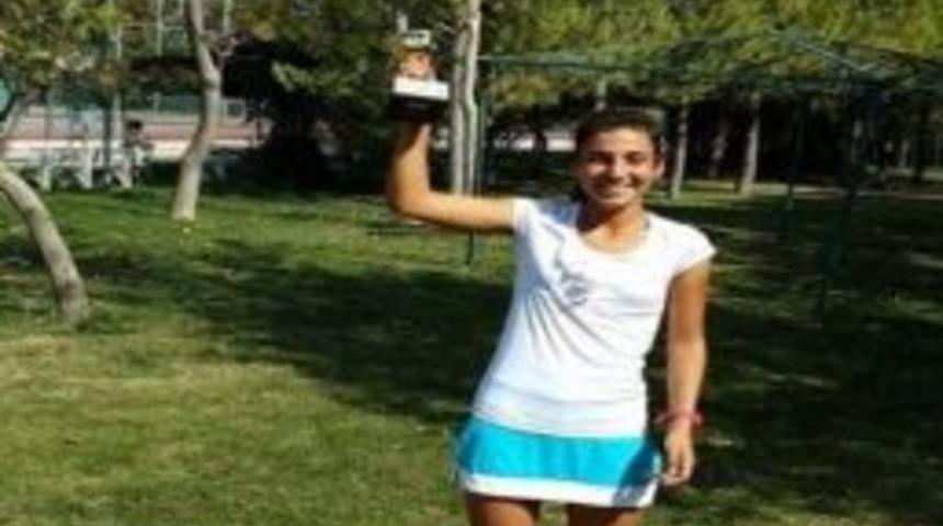 Trabzonlu Sporcu Ecem Kupa İle D&ouml;nd&uuml;