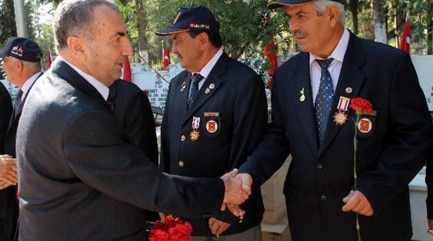 Mersin Şehitliği'nde H&uuml;z&uuml;nl&uuml; Bayramlaşma