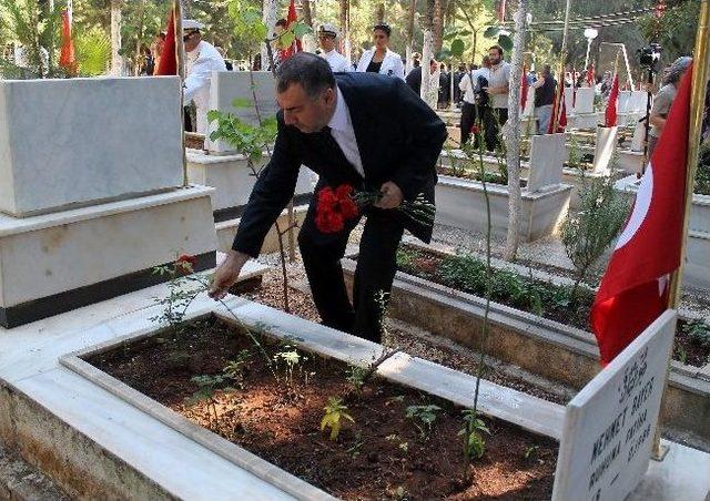 Mersin Şehitliği'nde Hüzünlü Bayramlaşma