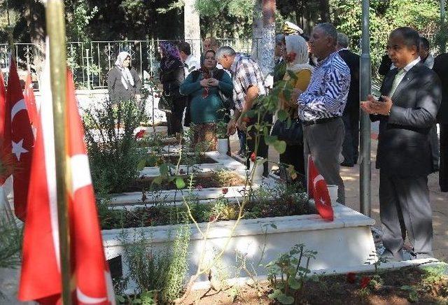 Mersin Şehitliği'nde Hüzünlü Bayramlaşma