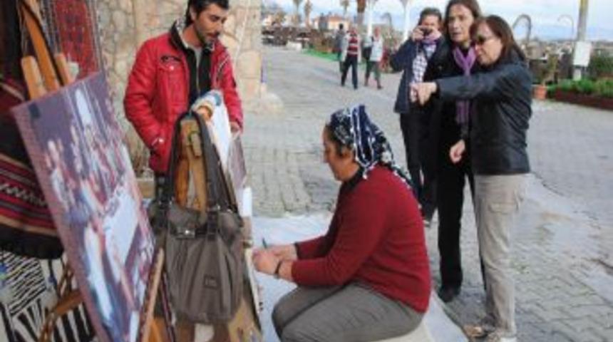 1 Milyon Ilmek Atarak Ipek Halının Nasıl Dokunduğunu Turistlere G&ouml;steriyorlar
