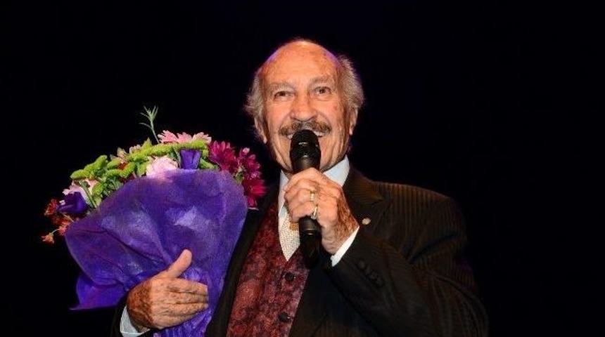 Mustafa Sağyaşar, Hem H&uuml;z&uuml;nlendirdi Hem Neşelendirdi