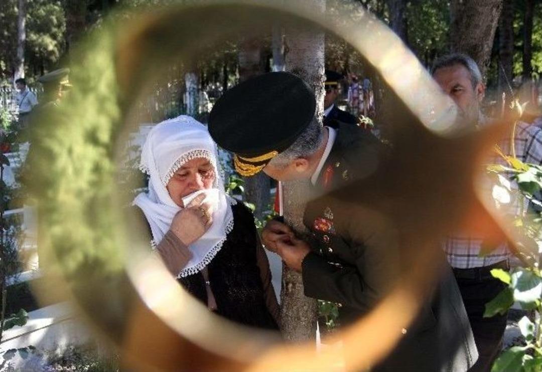 Askerden Şehide Mezarı Başında Dua