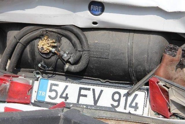 Mezarlık Yolunda Kamyon &Ccedil;arptı: 3 Yaralı 1