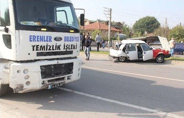 Mezarlık Yolunda Kamyon &Ccedil;arptı: 3 Yaralı 2