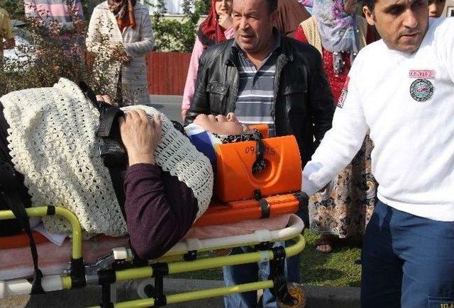 Mezarlık Yolunda Kamyon &Ccedil;arptı: 3 Yaralı 3