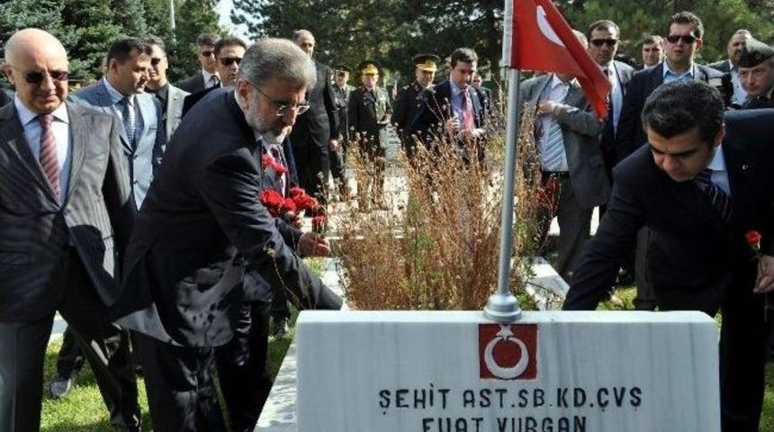 Bakan Yıldız Şehitliği Ziyaret Etti