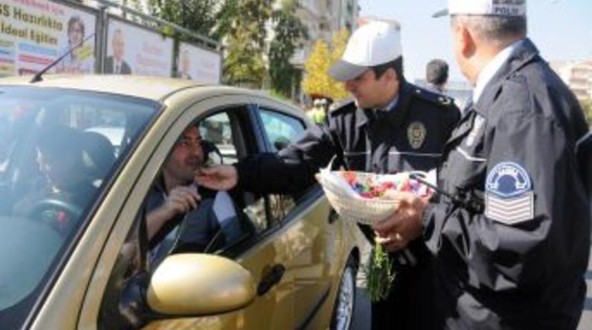 Manisa Polisi S&uuml;r&uuml;c&uuml;lere Mesir Macunu Ve &Ccedil;ikolata Ikram Etti