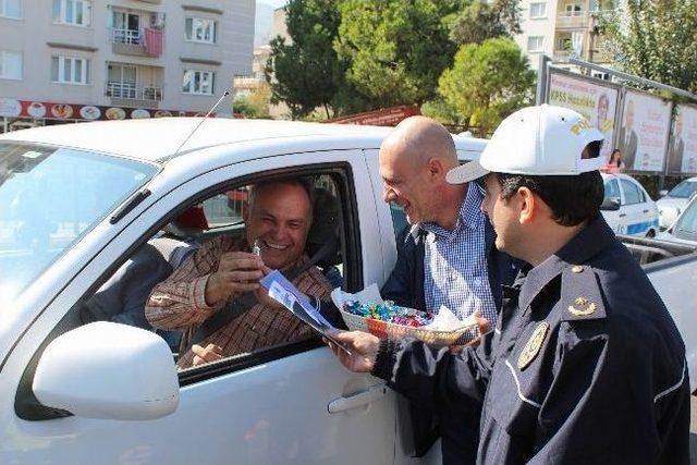 Manisa Emniyeti'nden Bayram Öncesi Sürücülere Çikolata İkramı