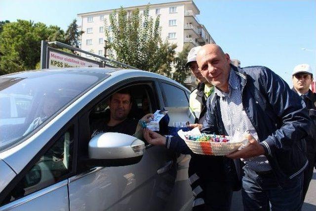 Manisa Emniyeti'nden Bayram Öncesi Sürücülere Çikolata İkramı