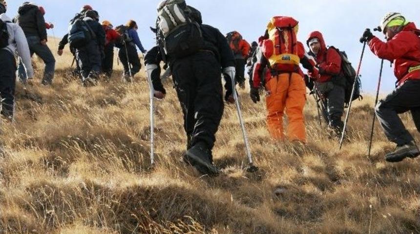 Koltuk değneğiyle Ağrı Dağı&rsquo;na zirve yaptı