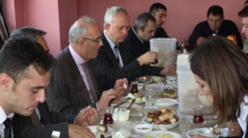 Başkan Yılmaz, Bayramda &Ccedil;alışacak SAMULAŞ Personeli Ile Kahvaltı Yaptı