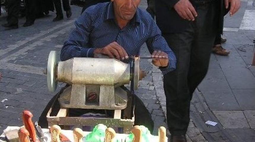 Bayramda Bı&ccedil;ak Satıcı Ve Bileyicilerinin İşi Arttı