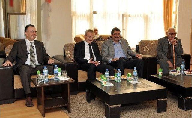 Başkan Ak&rsquo;tan Huzurevi&rsquo;ne Bayram Ziyareti 2