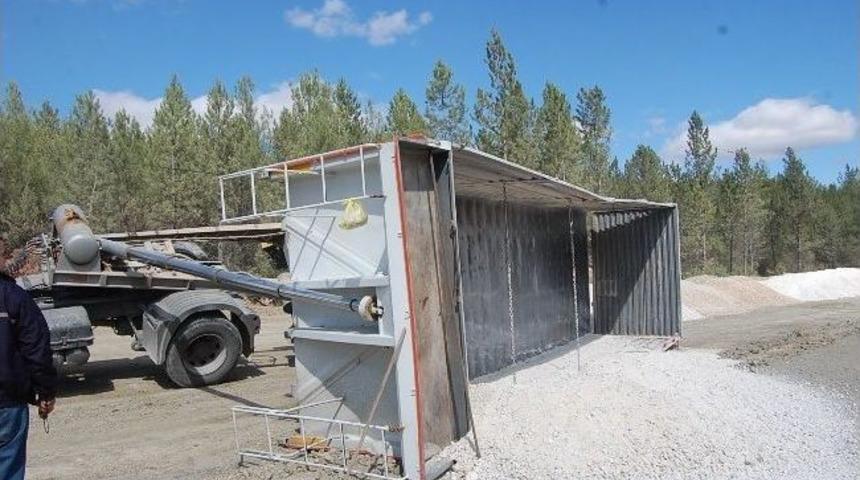 Bursa'da Mıcır Y&uuml;kl&uuml; Tır Devrildi