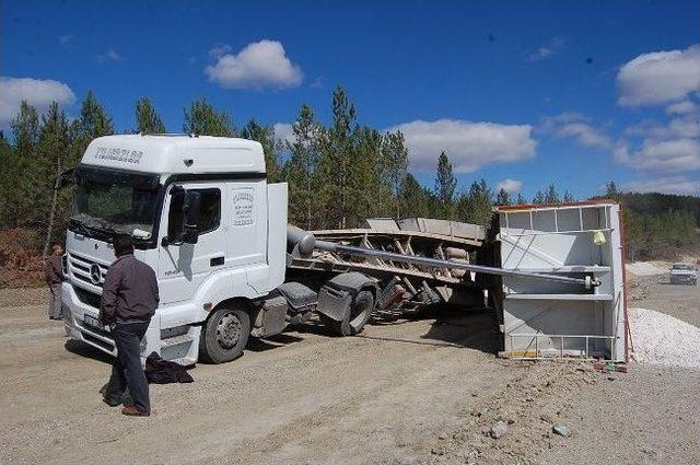 Bursa'da Mıcır Yüklü Tır Devrildi