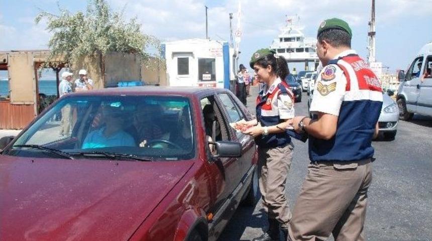 Jandarma Tatilcileri Bayram Şekeri İle Karşıladı