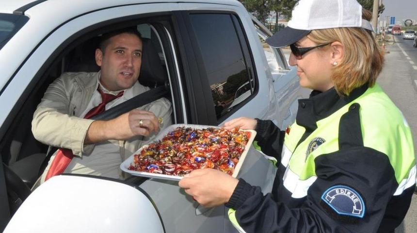Trafik Ekiplerinden Kolonya Ve Şeker Ikramlı Denetim