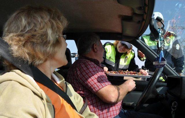 Trafik Ekiplerinden Kolonya Ve Şeker Ikramlı Denetim