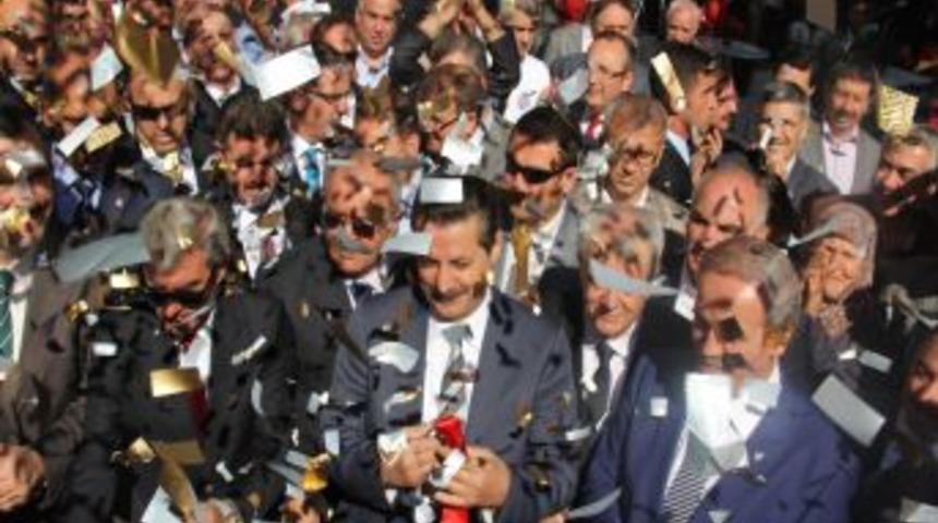 Bakan &Ccedil;elik, Gen&ccedil;liğinin Ge&ccedil;tiği Mahfel&rsquo;i A&ccedil;tı, &Ccedil;ay I&ccedil;ip Keyif &Ccedil;ıkardı