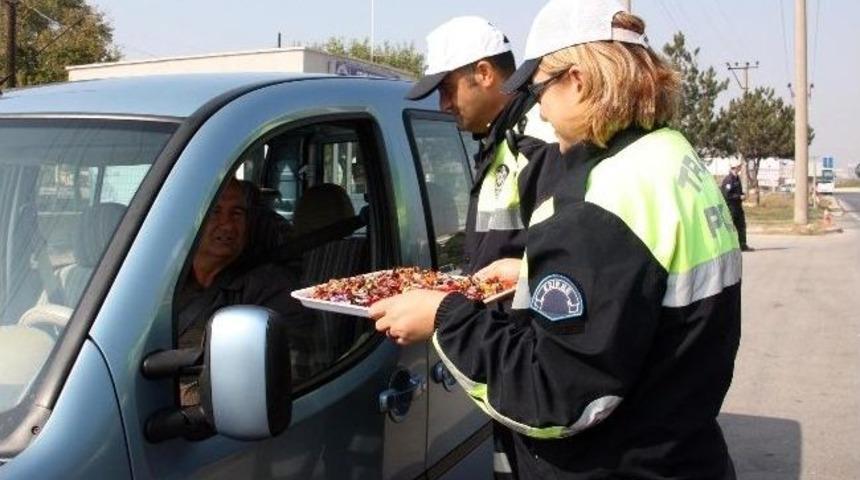 Polisten S&uuml;r&uuml;c&uuml;lere Bayram Şekeri