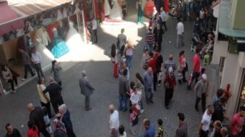 Tarihi Kemeraltı &Ccedil;arşısı&rsquo;nda Bayram Bereketi