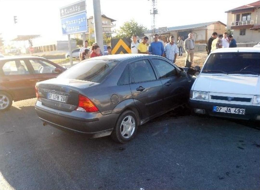Kırmızı Işık İhlali Yapan Kadın S&uuml;r&uuml;c&uuml; &Uuml;&ccedil; Aracı Bi&ccedil;ti