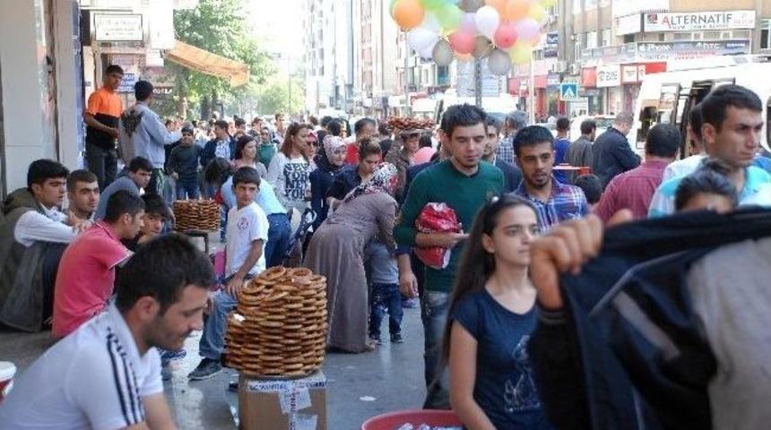 &Ccedil;arşılarda Arife G&uuml;n&uuml; Yoğunluğu
