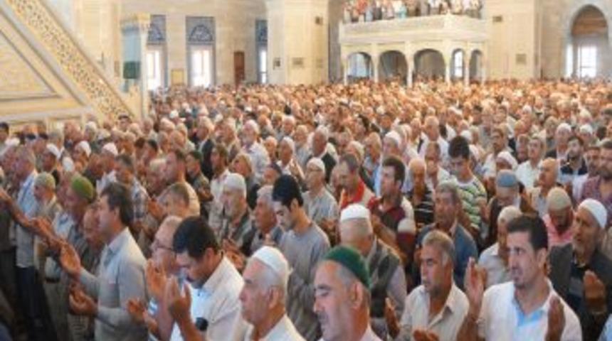 Camilere Kurulan Dev Ekranlara Yansıtılan Vakfe Duasına 'amin' Dediler