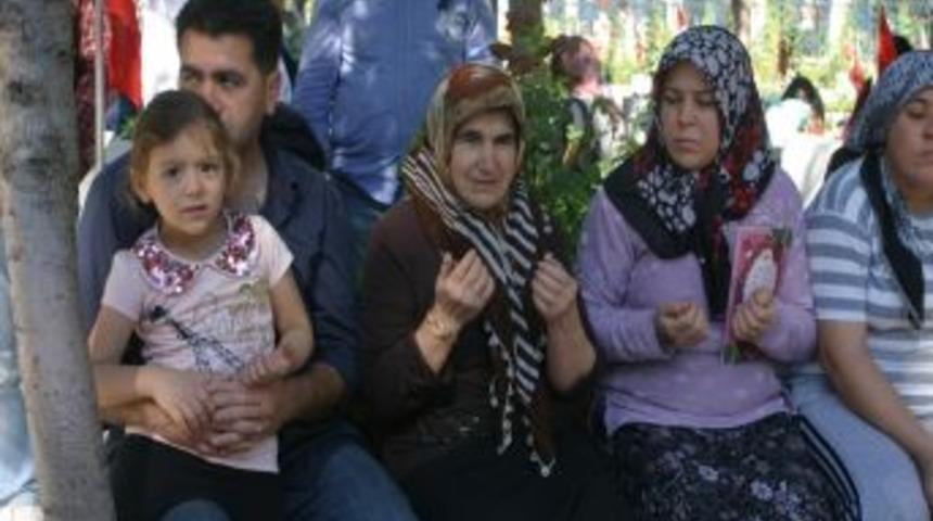 Vali, Şehitlik Ziyaretinde Kabirlere Karanfil Bıraktı