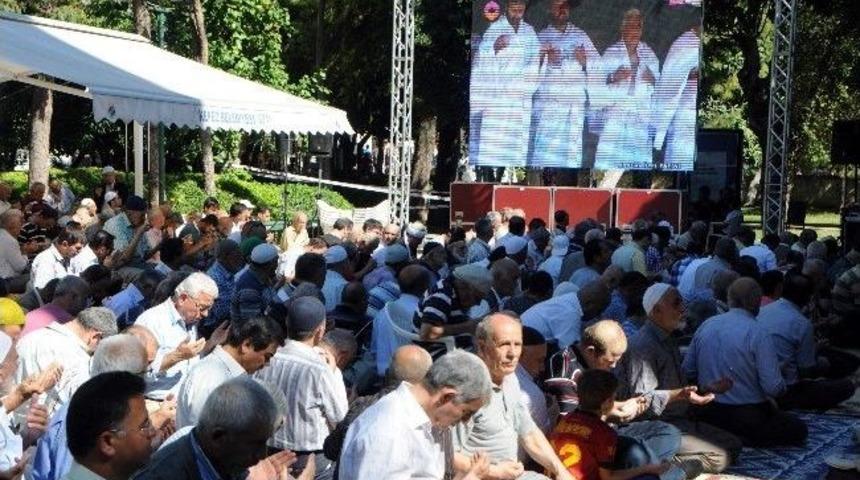 Arafat&rsquo;ta Yapılan Duaya T&uuml;rkiye'de "amin" Denildi