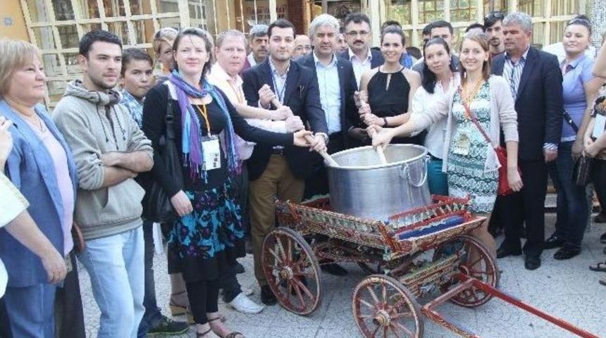 Avrupalı Gen&ccedil;ler Akhisar&rsquo;da Aşure Dağıttı