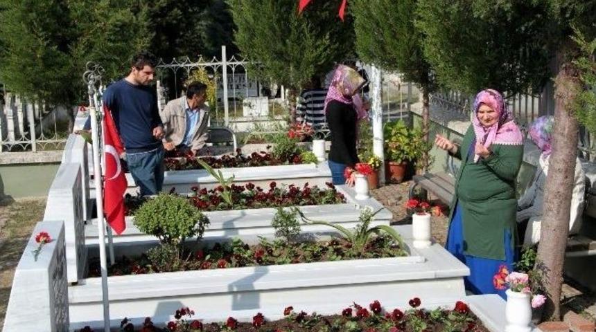 Mezarlıklarda Arife G&uuml;n&uuml; Yoğunluğu