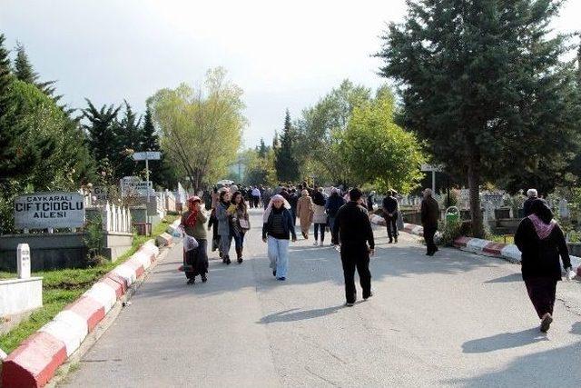 Mezarlıklarda Arife Günü Yoğunluğu