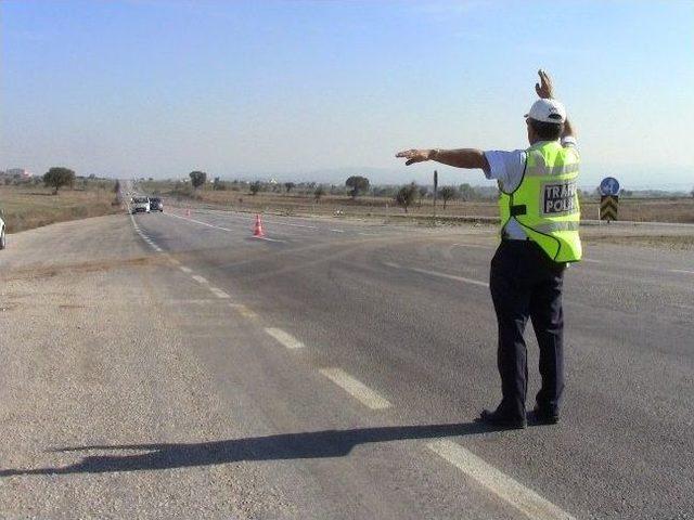 Polisten Sürücülere Şekerli Uyarı