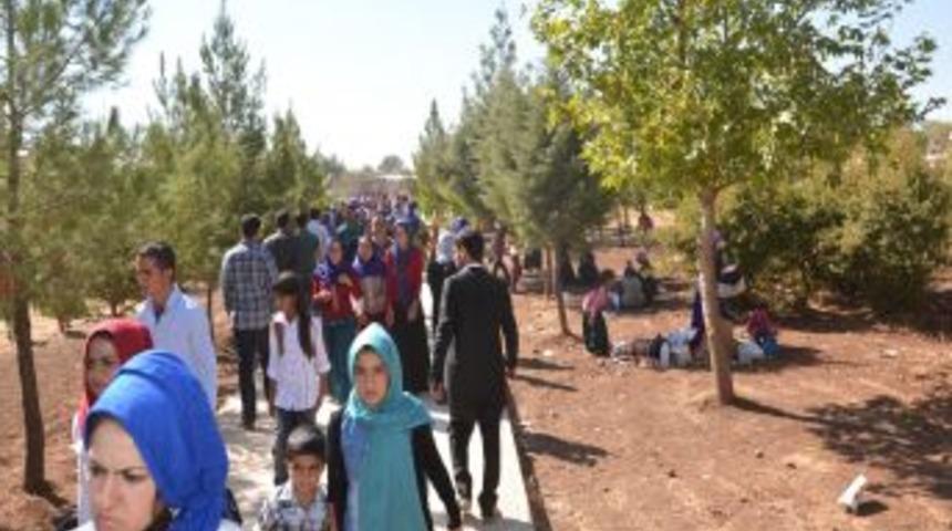 Binlerce Insan Dua I&ccedil;in Eyyup Nebi Beldesine Akın Etti