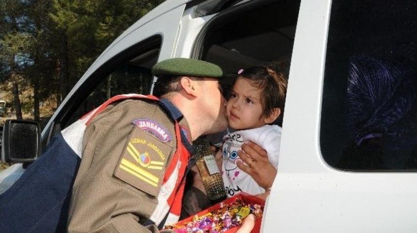 Jandarma Hem Bayram Kutladı Hem De Uyardı