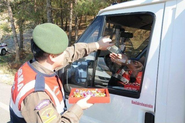 Jandarma Hem Bayram Kutladı Hem De Uyardı