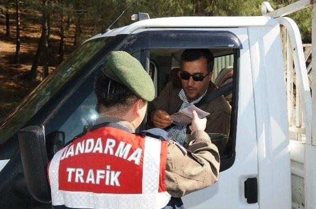 Jandarma Hem Bayram Kutladı Hem De Uyardı