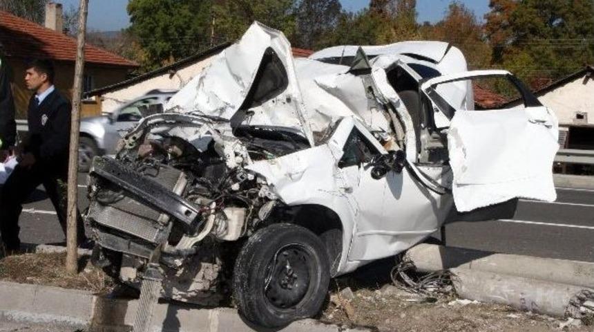 Beton Aydınlatma Direğine &Ccedil;arpan Otomobil İkiye Katlandı