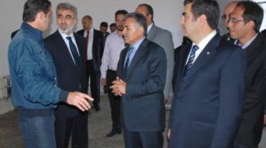 Bakan Yıldız, Belediyenin Sosyal Konutlarını Inceledi