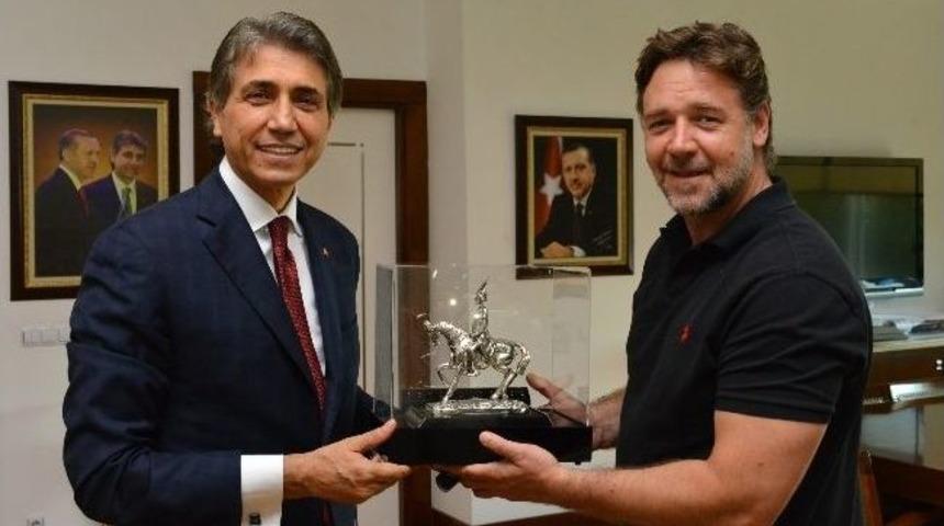 &Uuml;nl&uuml; Akt&ouml;r Russel Crowe, Mustafa Demir İle G&ouml;r&uuml;şt&uuml;